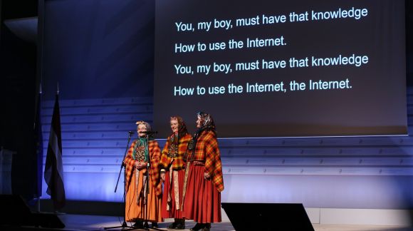 Latvian ethnographic singers "Suitu sievas" singing about the e-Government. Photo: EU2015.LV