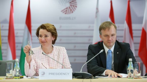 Latvijas izglītības un zinātnes ministre Mārīte Seile un Latvijas ārlietu ministrijas valsts sekretārs Andrejs Pildegovičs. Foto: EU2015.LV