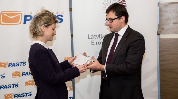 Izdota prezidentūrai veltīta pastmarka. Arnis Salnājs pasniedza prezidentūras īpašo pastmarku Latvijas prezidentūras ES Padomē sekretariāta direktorei Kristīnei Pommerei.