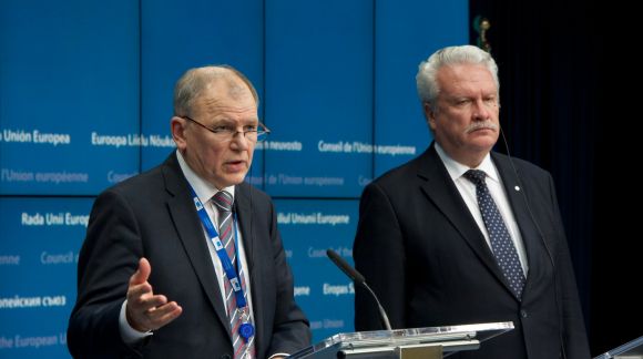 No kreisās: Vītenis Andrjukaitis, ES veselības aprūpes un pārtikas drošības komisārs; Jānis Dūklavs, Latvijas zemkopības ministrs. © European Union