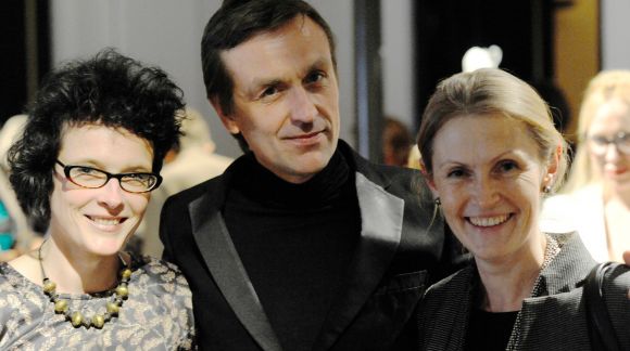 No kreisās: izstādes kuratore Kristīne Sniedze, mākslinieks Gints Gabrāns, Latvijas vēstniece Francijā Sanita Pavļuta-Deslandes. Foto: Cornelis van Voorthuizen
