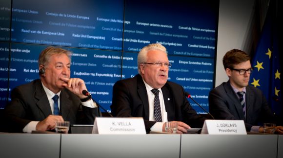 No kreisās: ES vides, jūrlietu un zivsaimniecības komisārs Karmenu Vella; Latvijas zemkopības ministrs Jānis Dūklavs. © European Union