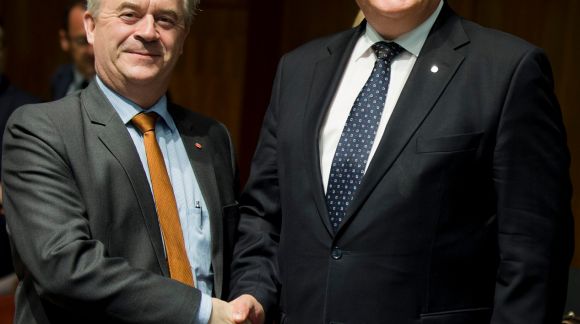 No kreisās: Zviedrijas Lauksaimniecības ministrs Svens Ēriks Buhts; Latvijas zemkopības ministrs Jānis Dūklavs. © European Union