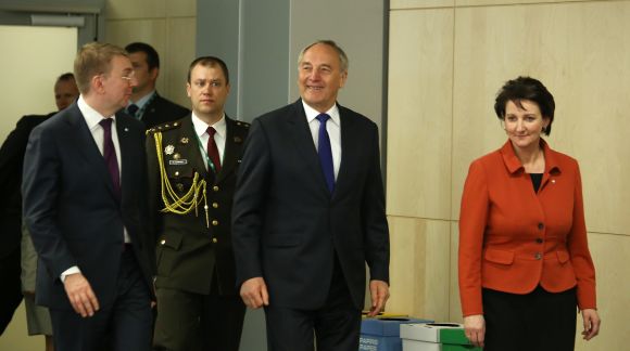 From left to right: Mr Edgars Rinkēvičs, Minister for Foreign Affairs of the Republic of Latvia; Mr Andris Bērziņš, President of the Republic of Latvia; Ms Mārīte Seile, Minister for Education and Science of the Republic of Latvia. Photo: EU2015.LV