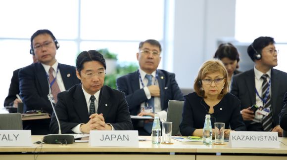 From left to right: Mr Kihei Maekawa, Deputy Minister of Education, Culture, Sports, Science and Technology of Japan; Ms Banu Narbekova, Head of Department of Education Content and Methodology, Ministry of Education and Science of Kazakhstan. Photo: EU2015.LV