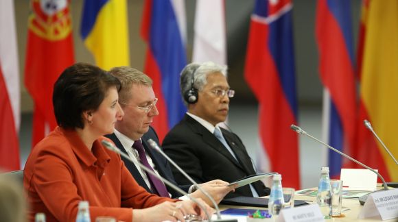 From left to right: Ms Mārīte Seile, Minister for Education and Science of the Republic of Latvia; Mr Edgars Rinkēvičs, Minister for Foreign Affairs of the Republic of Latvia; Mr Idris Jusoh, Minister for Education of Malaysia. Photo: EU2015.LV