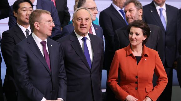 From left to right: Mr Edgars Rinkēvičs, Minister for Foreign Affairs of the Republic of Latvia; Mr Andris Bērziņš, President of the Republic of Latvia; Ms Mārīte Seile, Minister for Education and Science of the Republic of Latvia. Photo: EU2015.LV