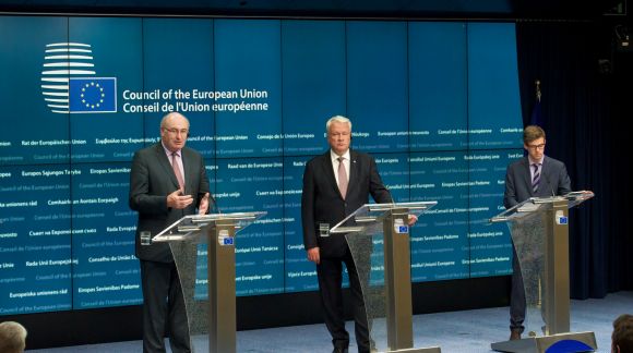 No kreisās: Fils Hogens, ES Lauksaimniecības un lauku attīstības komisārs; Jānis Dūklavs, Latvijas zemkopības ministrs.  © European Union