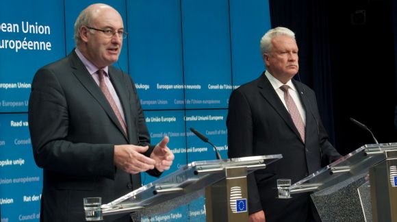 No kreisās: Fils Hogens, ES Lauksaimniecības un lauku attīstības komisārs; Jānis Dūklavs, Latvijas zemkopības ministrs.  © European Union