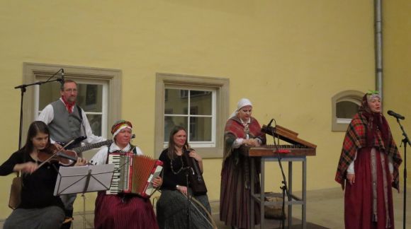 Des danses folkloriques lettones. Photo : EU2015.LV