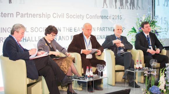 From left to right: Mr Krzysztof Bobinski, Co-Chair of the Steering Committee of the Eastern Partnership Civil Society Forum; Ms Sandra Kalniete, Member of European Parliament; Mr Oleh Rybachuk, former Vice Prime Minister of Ukraine; Mr Ales Bialiatski, Chairman of the Belarusian Human Rights Centre “Vyasna”; Mr Juris Poikāns, Ambassador-at-Large for Eastern Partnership. Photo: Toms Norde, State Chancellery of Latvia