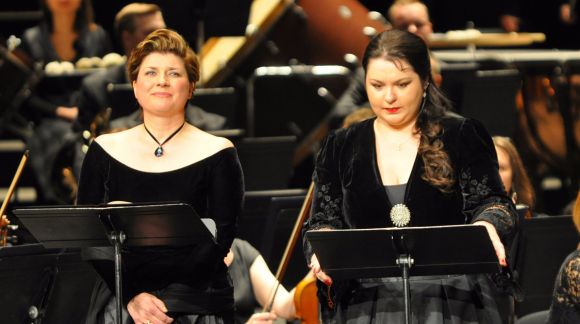 From left to right: soprano Aga Mikolaj and mezzosoprano Olesya Petrova. Photo © Agnese Tauriņa
