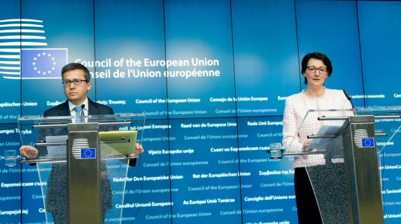 No kreisās: Karloss Moedass, Eiropas Komisijas Pētniecības, zinātnes un inovāciju komisārs; Mārīte Seile, Latvijas izglītības un zinātnes ministre. © European Union