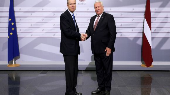 No kreisās: Anhels Boišareu Karrera, ES Padomes ģenerālsekretariāta ģenerāldirektors; Jānis Dūklavs, Latvijas zemkopības ministrs. Foto: EU2015.LV