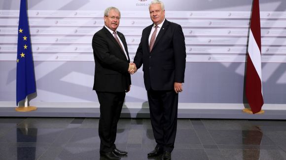 No kreisās: Šāndors Fazekašs, Ungārijas lauksaimniecības ministrs; Jānis Dūklavs, Latvijas zemkopības ministrs. Foto: EU2015.LV