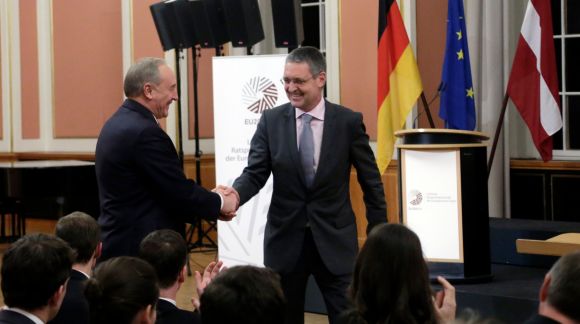 Der Staatspräsident Lettlands Andris Bērziņš und Staatssekretär des Auswärtigen Amts Markus Ederer im Eröffnungskonzert der lettischen EU Ratspräsidentschaft in Berlin. Foto: Kanzlei des Staatspräsidenten
