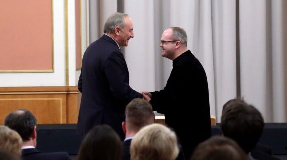 Der Staatspräsident Lettlands Andris Bērziņš und der Dirigent Māris Sirmais im Eröffnungskonzert der lettischen EU Ratspräsidentschaft in Berlin. Foto: Kanzlei des Staatspräsidenten