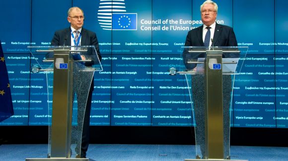No kreisās: Vītenis Andrjukaitis, ES veselības aprūpes un pārtikas drošības komisārs; Jānis Dūklavs, Latvijas zemkopības ministrs. © European Union