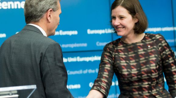 ES Digitālās ekonomikas un sabiedrības komisārs Ginters Etingers un Latvijas ekonomikas ministre Dana Reizniece-Ozola. © European Union