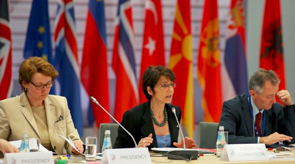 No kreisās: Mārīte Seile, Latvijas izglītības un zinātnes ministre; Marianna Tīsena, ES nodarbinātības, sociālo lietu, prasmju un darbaspēka mobilitātes komisāre. Foto: EU2015.LV