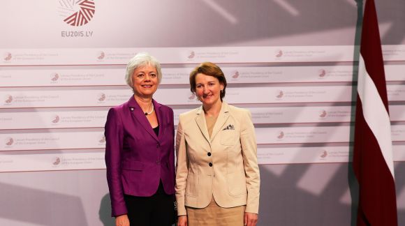 No kreisās: Kornēlija Kvenneta-Tīlena, Vācijas federālās izglītības un pētniecības ministrijas valsts sekretāre; Mārīte Seile, Latvijas izglītības un zinātnes ministre. Foto: EU2015.LV